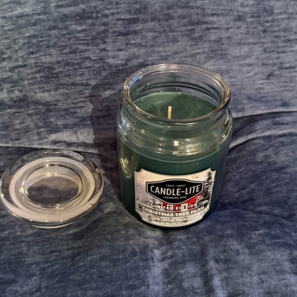 Candle-lite 18 oz. candle “Christmas Tree Farm” NEW/UNUSED Burn time 70-110 hrs - Picture 7 of 8